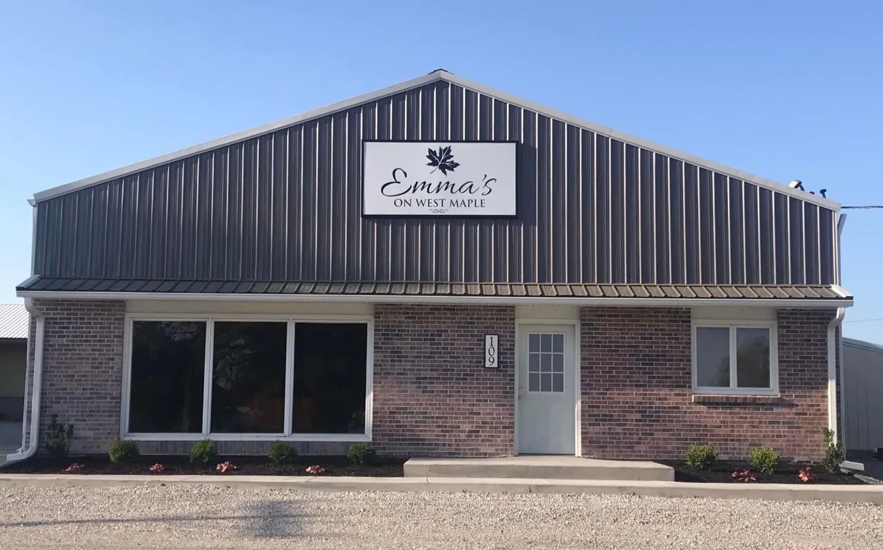 Emma's on West Maple Logo