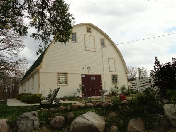 Rum River Barn and Vineyards Logo
